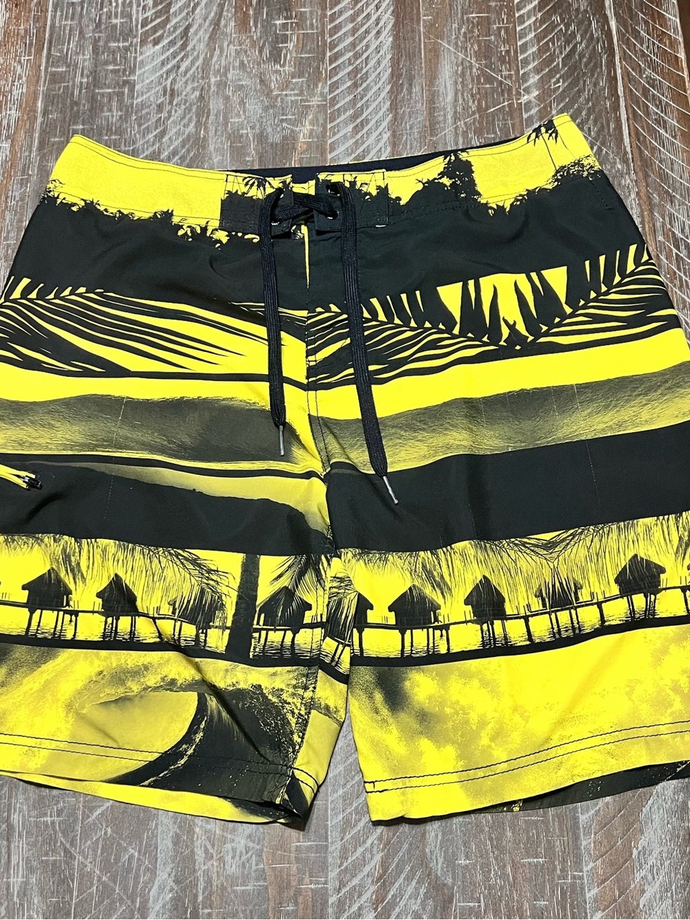 Body Glove Vintage Voodoo Board Shorts Size 36 Black & Yellow Tropical Scene